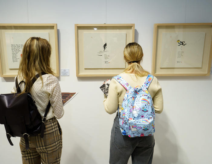 ▲ 작품을 관람하는 현지인들