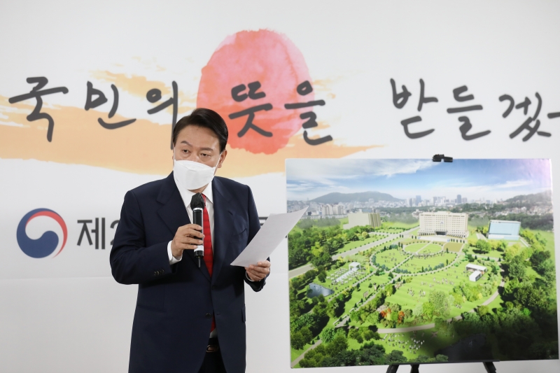 ▲ 윤석열 제20대 대한민국 대통령 당선인이 20일 서울 종로구 삼청동 한국금융연수원 별관에서 국방부 건물로 이전하게 될 대통령 집무실 조감도에 대해 설명하고 있다.