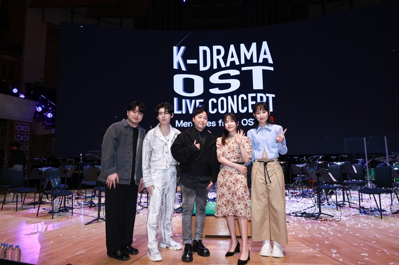 K-드라마 OST 라이브 콘서트 공연 참여 가수 단체사진(왼쪽부터 샘김, 가호, 배리입, 김나영, 지지임)