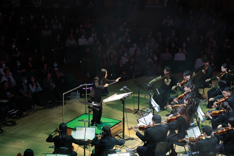 K-드라마 OST 라이브 콘서트 연주 중인 지휘자 박인영과 모스트 오케스트라