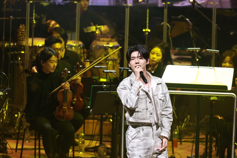 K-드라마 OST 라이브 콘서트 무대를 선보이는 가수 가호