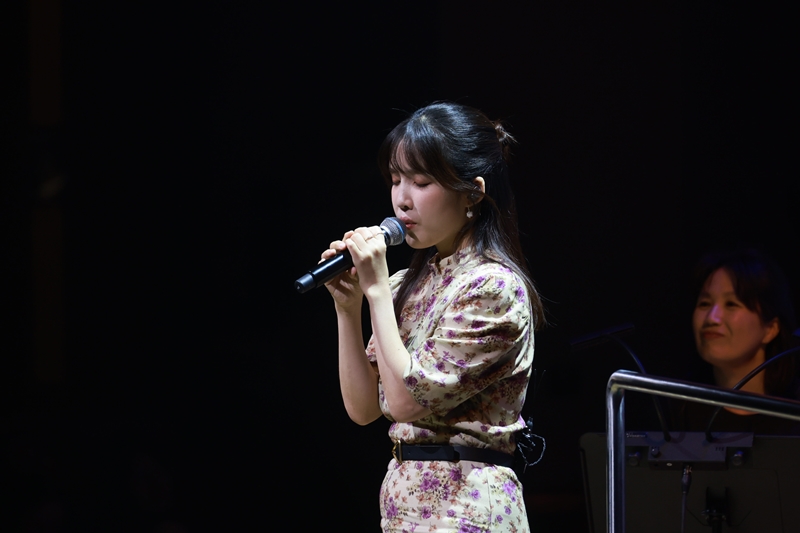 K-드라마 OST 라이브 콘서트 무대를 선보이는 가수 김나영