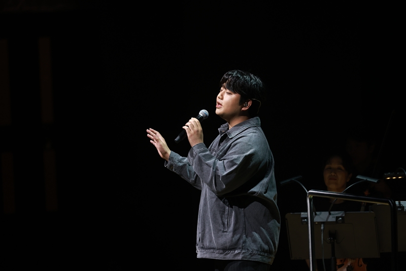 K-드라마 OST 라이브 콘서트 무대를 선보이는 가수 샘김