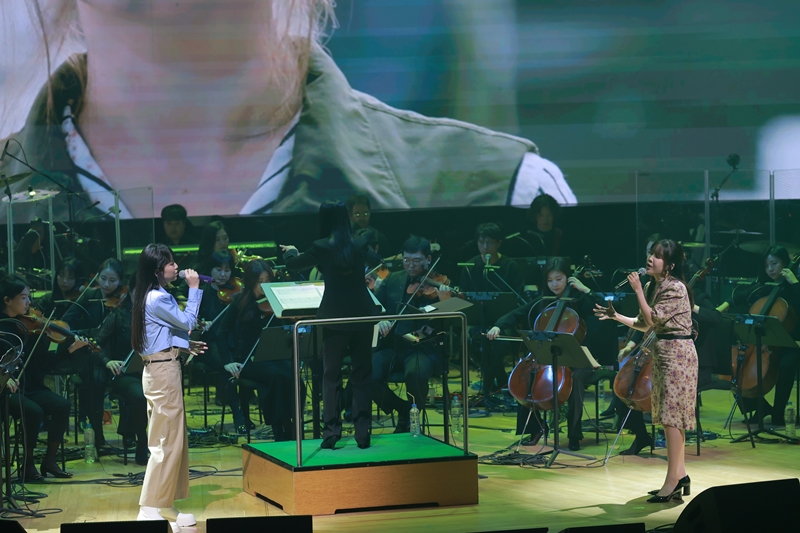 K-드라마 OST 라이브 콘서트에서 듀엣으로 앵콜곡을 선보이는 홍콩가수 지지임(좌)과 김나영(우)