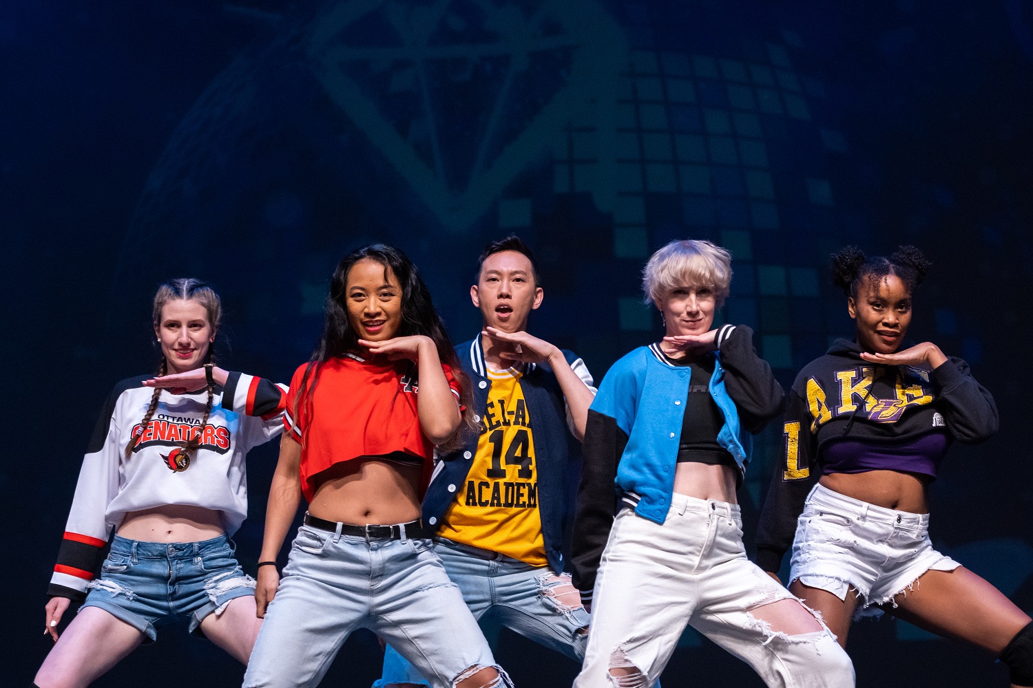 ▲ 정부가 K-콘텐츠 수출 확대를 위해 올해 역대 최대로 7900억 원 규모의 정책금융을 지원한다. 사진은 지난해 12월 3일 주캐나다한국문화원이 주최한 '2022 K-Pop 갈라'에서 참가자들이 K-Pop 공연을 펼치고 있는 모습. 주캐나다한국문화원 