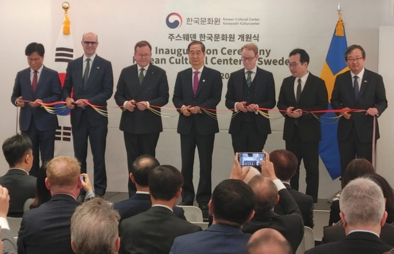 ▲ 8일 오전(현지 시간) 스웨덴 스톡홀름에서 열린 주스웨덴 한국문화원 개원식에서 참석자들이 테이프 커팅을 하고 있다. 사진 왼쪽부터 김장호 해외문화홍보원장, 다니엘 볼벤 주한 스웨덴대사, 올레 부렐 스톡홀름시의회 의장, 한덕수 국무총리, 토비아스 블스트룁 스웨덴 외교장관, 이도훈 외교부 2차관, 정병원 주스웨덴 한국대사.