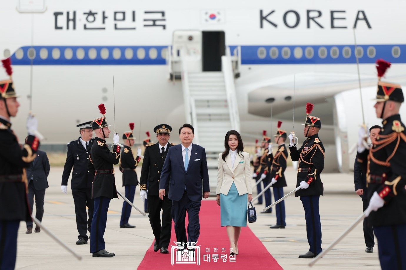 ▲ 윤석열 대통령과 부인 김건희 여사가 19일(현지 시간) 파리 오를리 공항에 도착해 의장대를 사열하고 있다. 19~21일 프랑스 방문 기간 동안 윤 대통령은 한-프랑스 정상회담, 동포 간담회, 한불 미래 혁신 세대 대담, 디지털 비전 토론, 유럽 기업 투자신고식 등의 일정을 소화했다.