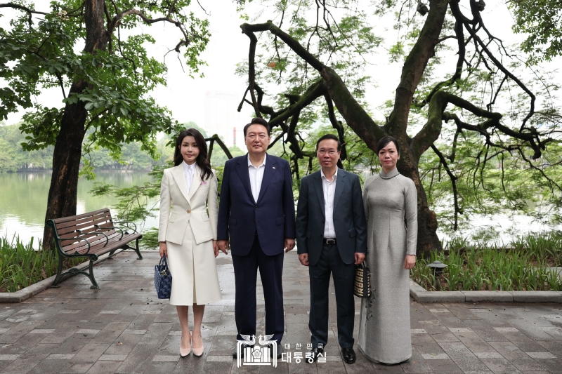 ▲ 윤석열 대통령(왼쪽에서 두 번째)와 김건희 여사(왼쪽)이 24일(현지 시간) 보 반 트엉 베트남 국가주석 부부와 하노이 호안끼엠 호숫가에서 기념 촬영을 하고 있다. 이날 양국 정상 부부는 지난 30년간의 양국 간 우정과 파트너십을 더욱 심화하고 발전시켜 나가자고 다짐했다.
