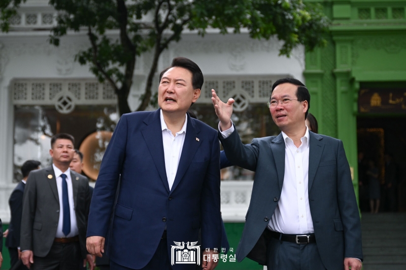 ▲ 윤석열 대통령이 24일(현지 시간) 하노이 호안끼엠 호수 주변을 산책하며 보 반 트엉 베트남 국가주석의 설명을 듣고 있다.