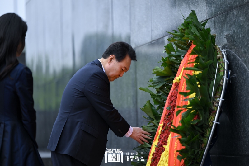 ▲ 윤석열 대통령과 김건희 여사가 23일(현지 시간) 하노이의 호찌민 묘소에 헌화하고 있다. 이날 묘소 외벽에는 ‘대한민국 대통령 윤석열’이라는 글씨가 적힌 붉은색 리본이 한국어와 베트남어로 각각 걸렸다.