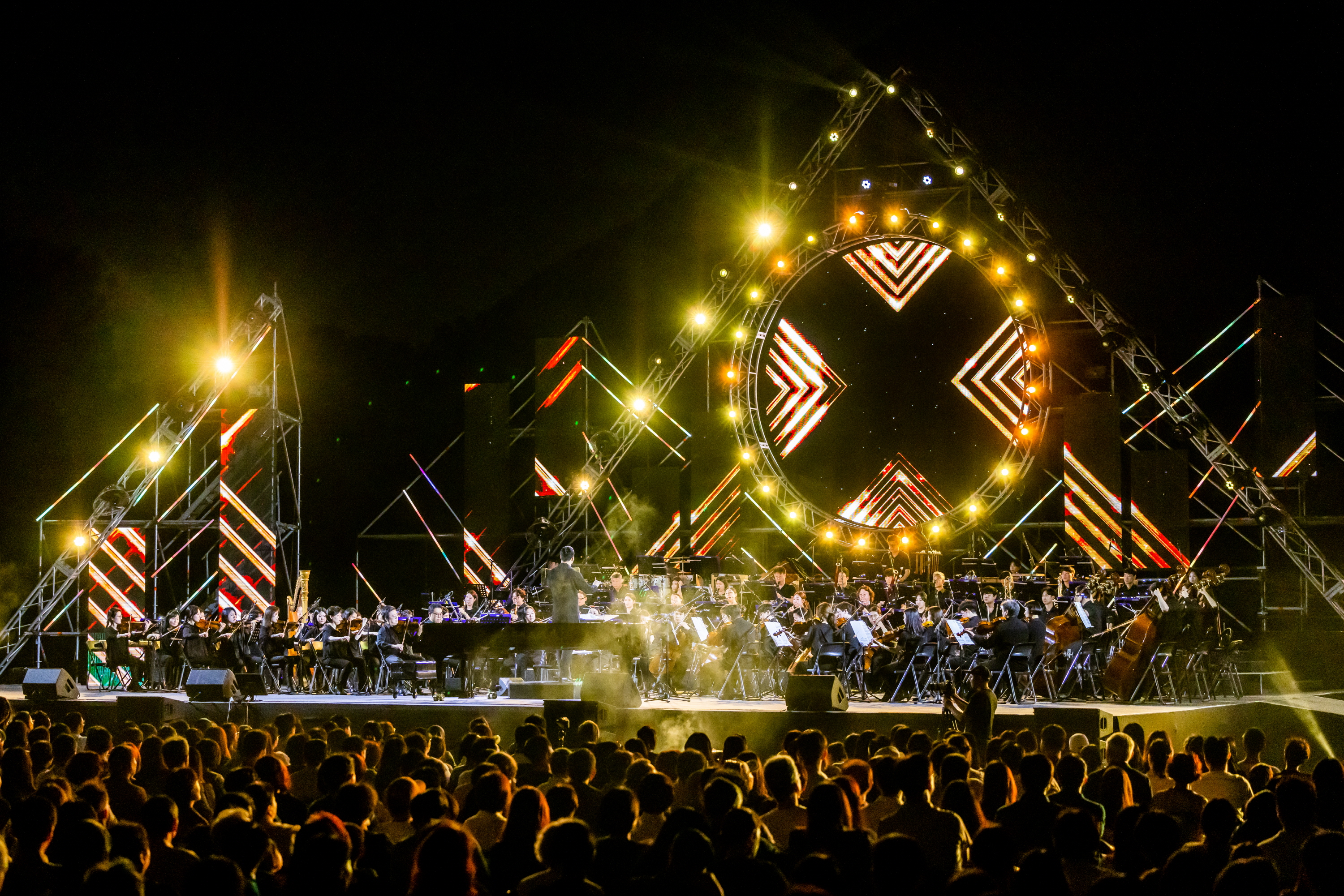 ▲ 9일 서울 종로구 세종로 청와대에서 열린 '2023 블루하우스 콘서트' 에서 연주하는 국립심포니오케스트라.