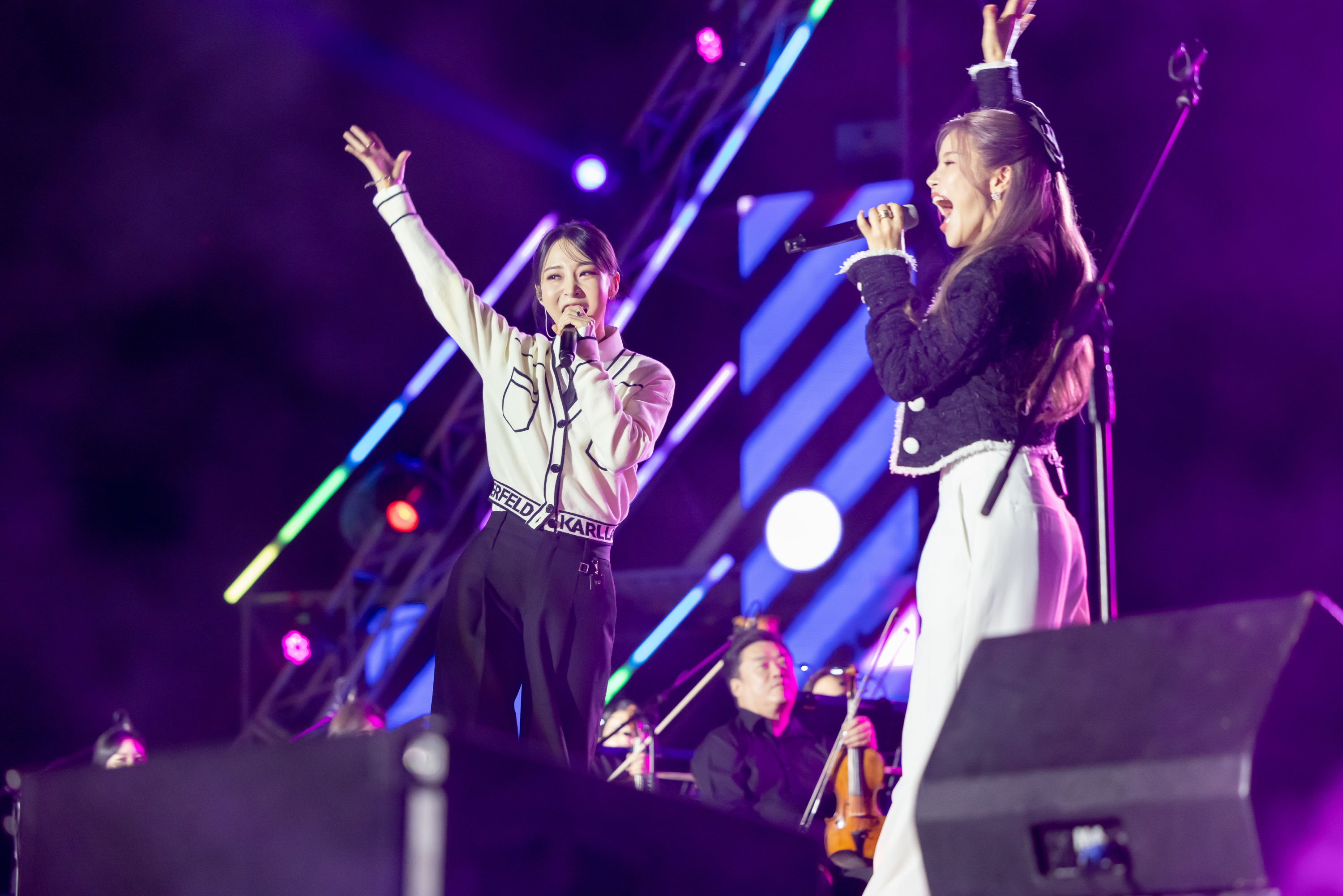 ▲ 9일 서울 종로구 세종로 청와대에서 열린 '2023 블루하우스 콘서트' 무대에 오른 그룹 '마마무+' 멤버 문별(왼쪽)과 솔라.