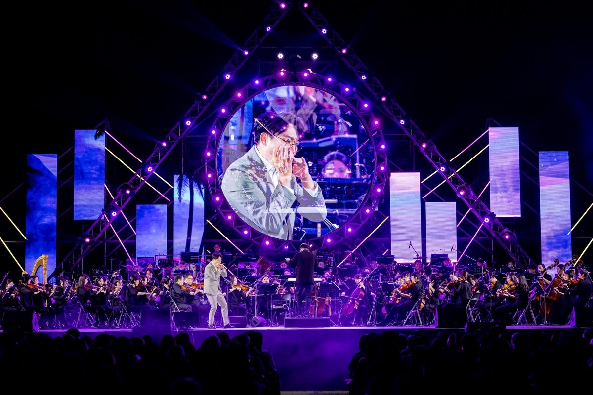 ▲ 9일 서울 종로구 세종로 청와대에서 열린 '2023 블루하우스 콘서트'에서 하모니시스트 박종성이 연주를 펼치고 있다.