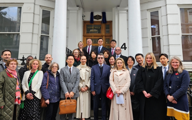 ▲ 지난달 30일(현지 시간) 영국 런던 얼스코트 서니힐 코트 건물에서 열린 옛 주영국 대한제국 공사관 표식 제막식에서 참석자들이 기념 촬영을 하고 있다.