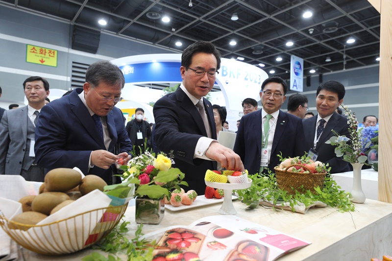 ▲ 지난 4월 19일부터 21일까지 농립축산식품부는 서울 양재동 aT센터에서 ‘2023년 K-푸드 플러스 해외바이어 초청 수출상담회(Buy Korean Food)’를 개최했다. 사진은 4월 19일 수출상담회 현장에서 신선농산물을 둘러보고 있는 정황근 농림축산식품부 장관. 농림축산식품부