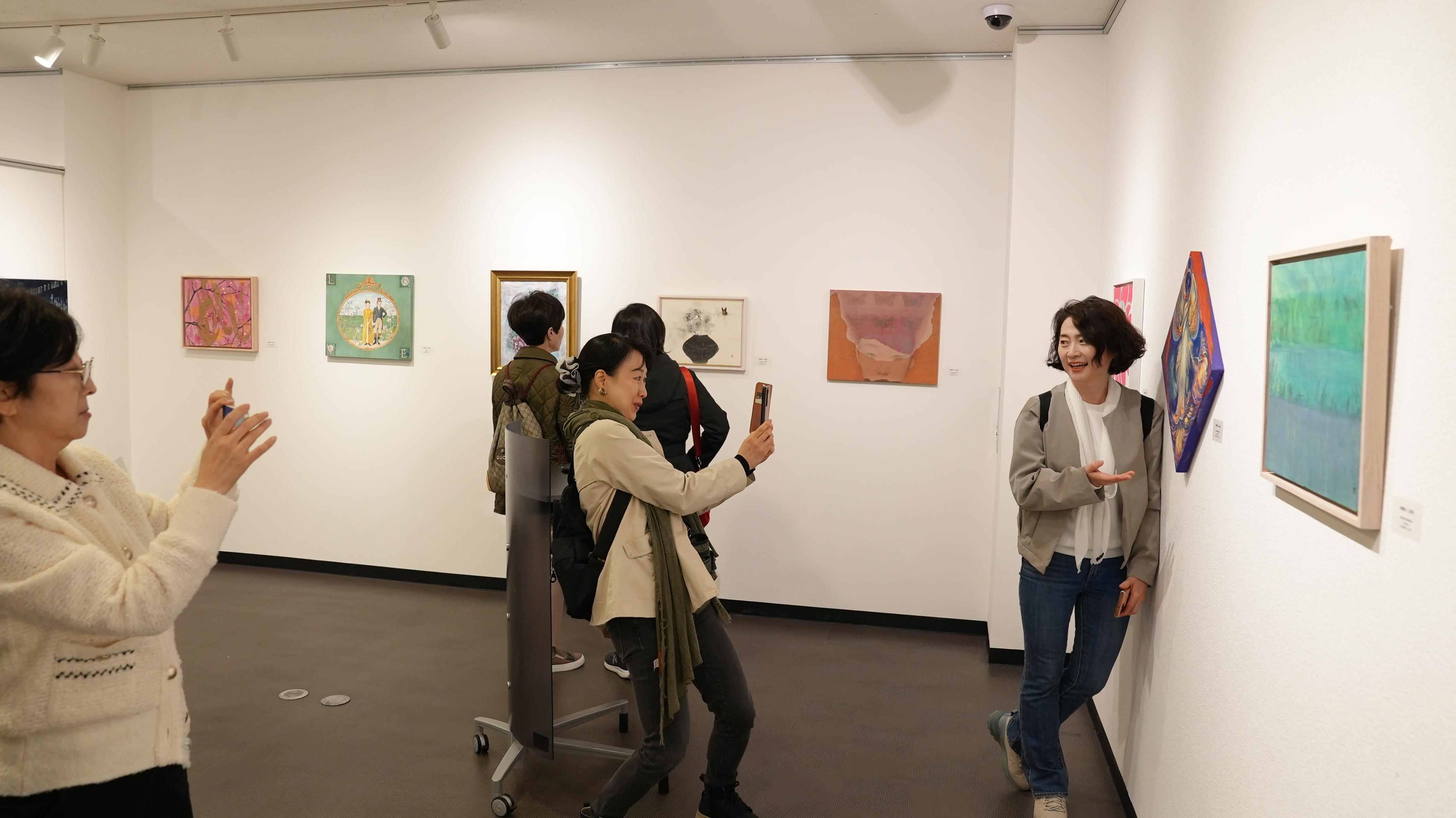 전시회에 방문한 관람객