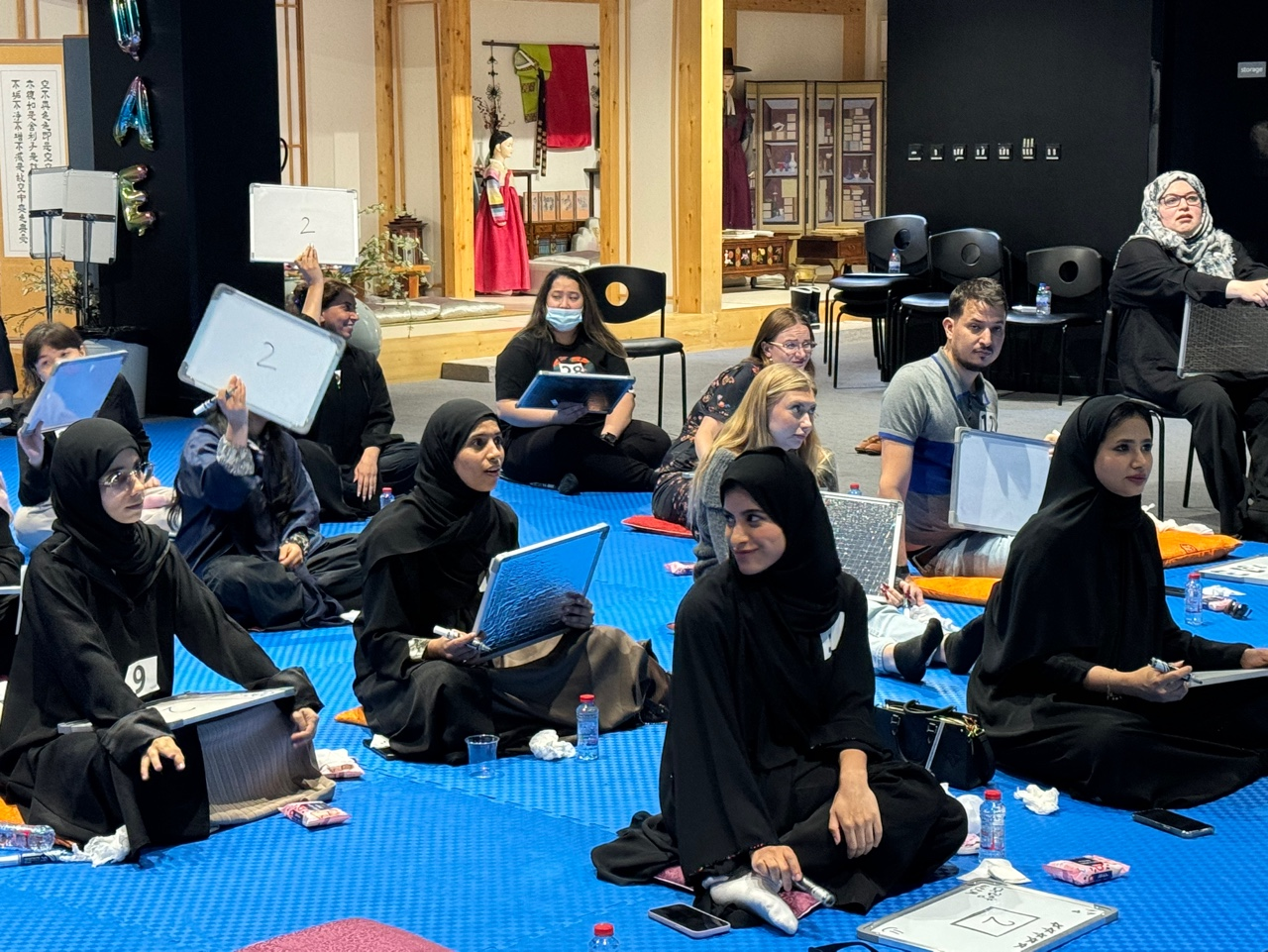 참가자들이 문제를 보고 정답을 맞추고 있음