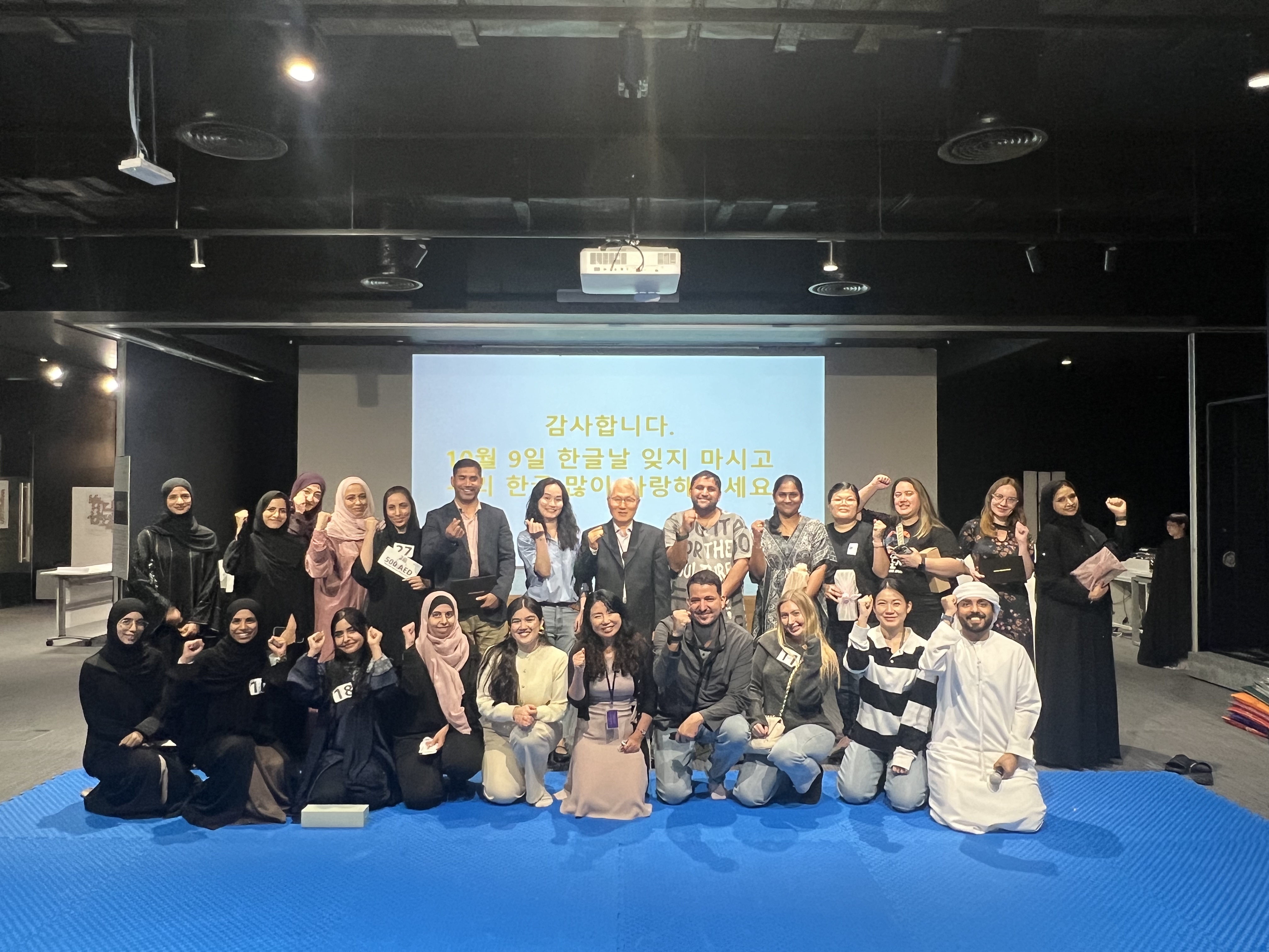 행사 마친 후 단체사진 촬영하였음