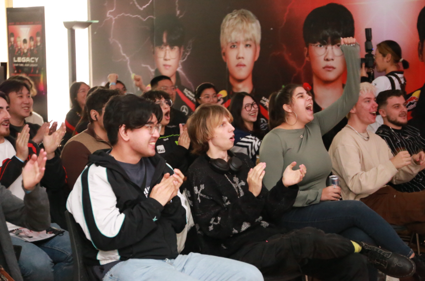 경기를 보며 환호하는 독일팬들