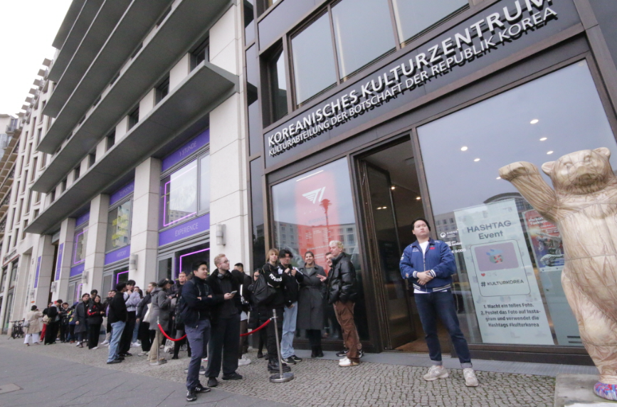 전시를 보기 위한 대기줄