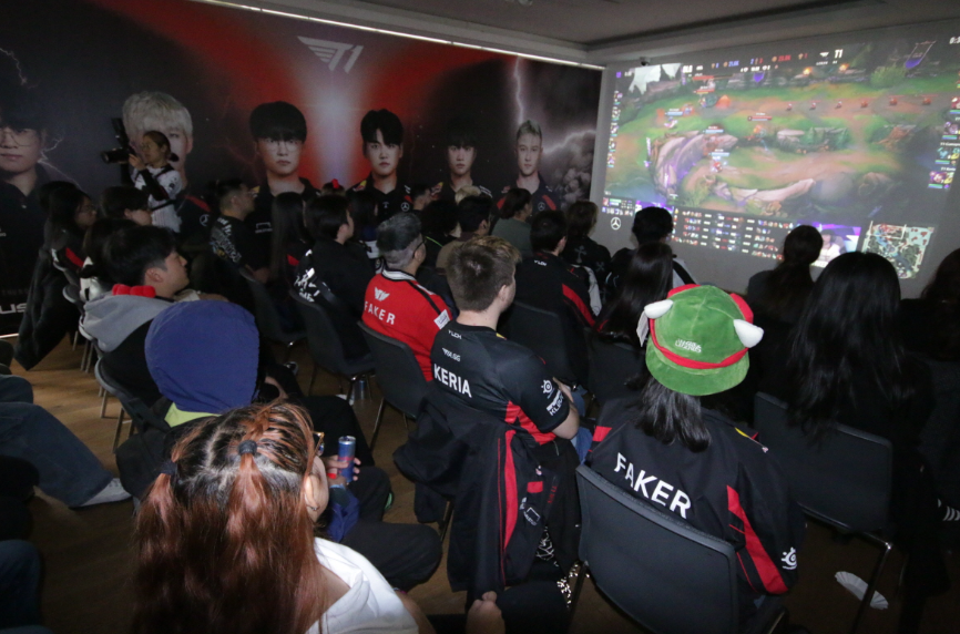 경기에 집중하는 관객들