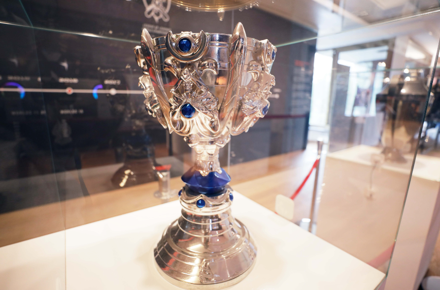 전시 중인 T1의 월드 챔피언십 우승 트로피