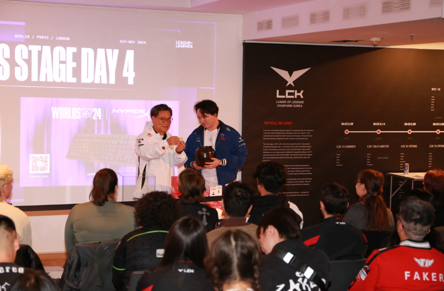 관객 추첨 이벤트에 참여한 양상근 문화원장