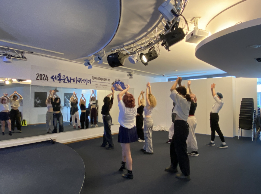 케이팝 댄스를 배우는 수강생들
