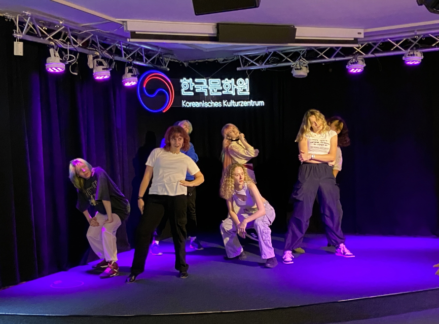 무대에서 연습하는 수강생들