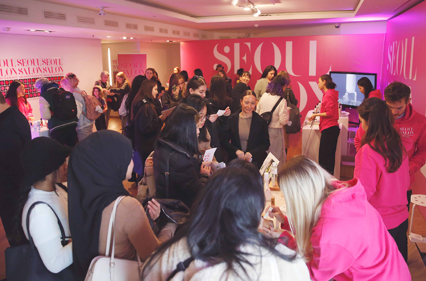 K-뷰티 행사장을 찾은 방문객들