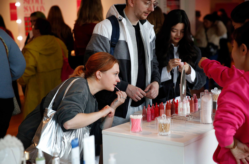 한국 화장품을 체험하는 방문객들