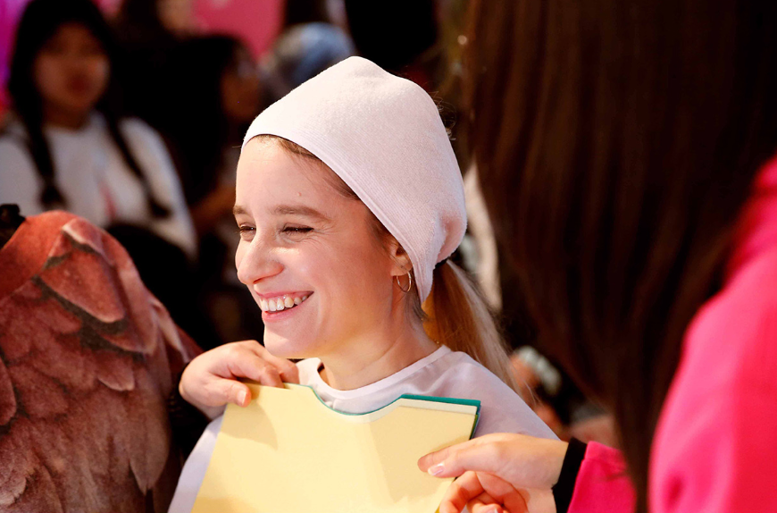 퍼스널컬러를 체험하는 방문객