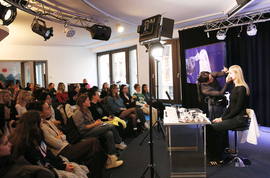 차홍 소속 메이크업 아티스트의 시연 현장