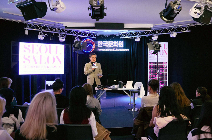 방문객들에게 인사를 전하는 양상근 문화원장