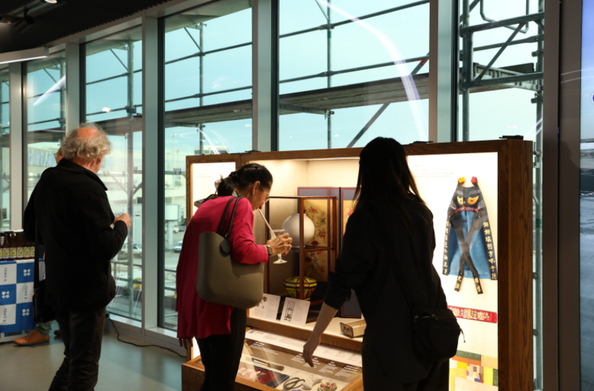 한국 전통민속품 전시를 관람하는 방문객들