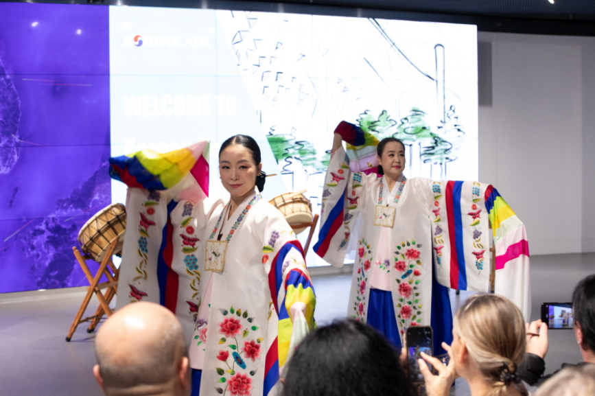 한국 전통무용을 보며 영상을 찍는 방문객들