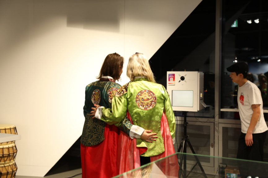 한복을 입고 사진을 찍는 방문객들