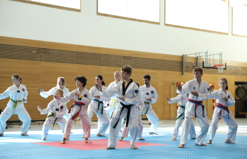 품새를 선보이는 독일 태권도 꿈나무들