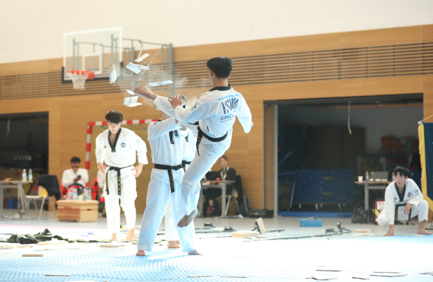 태권도 퍼포먼스를 선보이는 화성의과학대학교 시범단