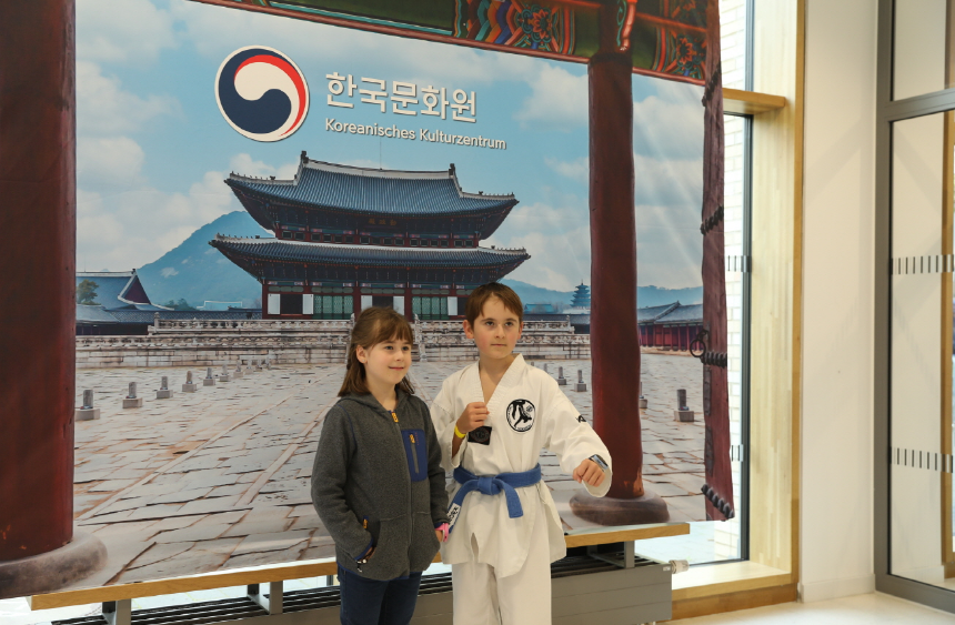 포토부스에서 포즈를 취하는 태권도 어린이