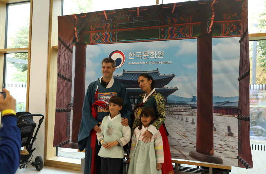 한복을 체험하고 사진을 남기는 가족