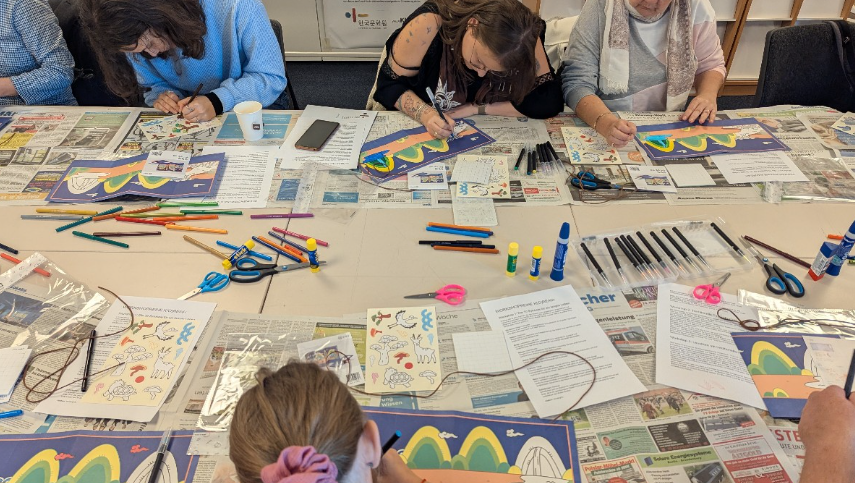 엽서를 그리는 참가자들