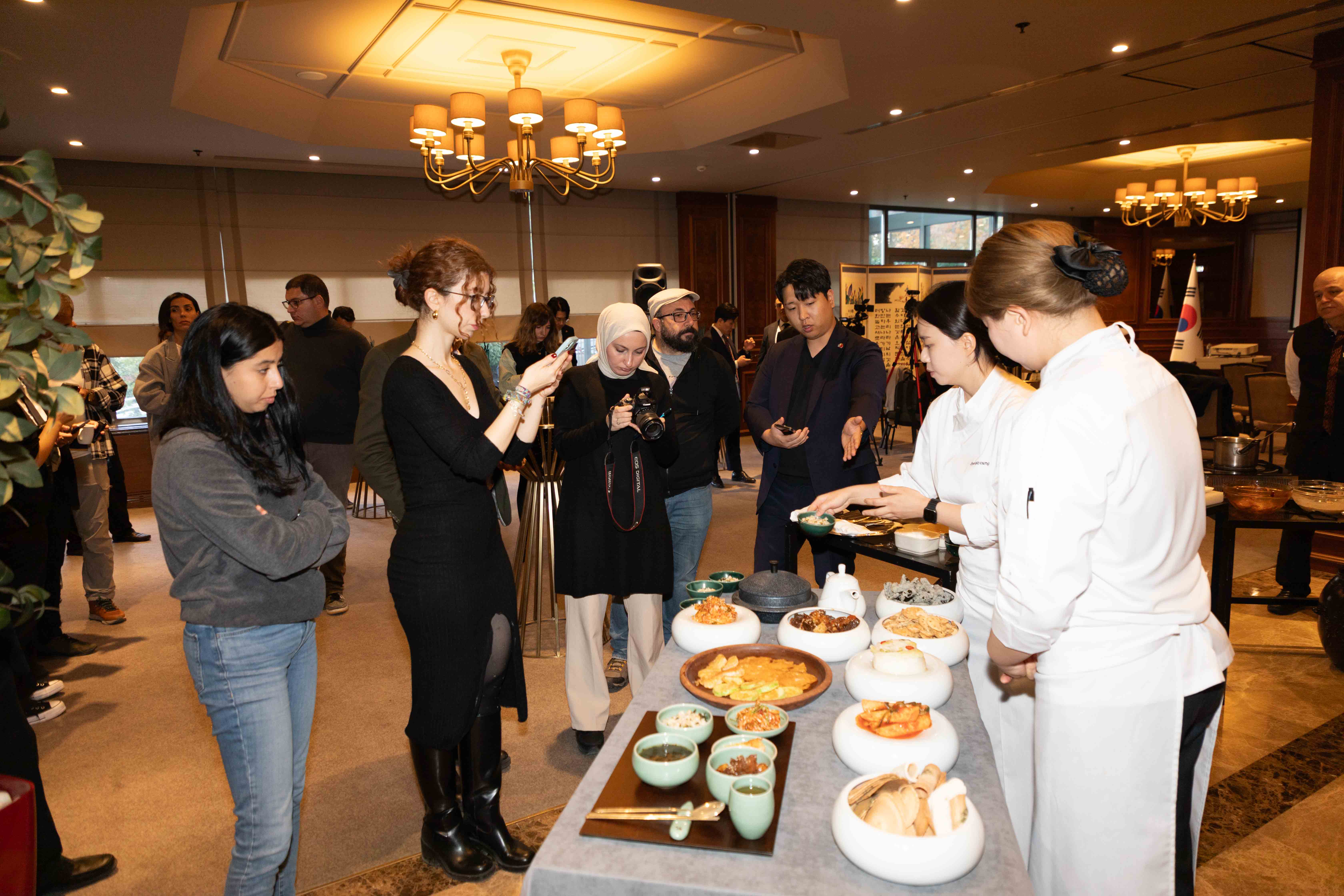 ▲ 기자단들에게 한식을 소개하는 초빙셰프
