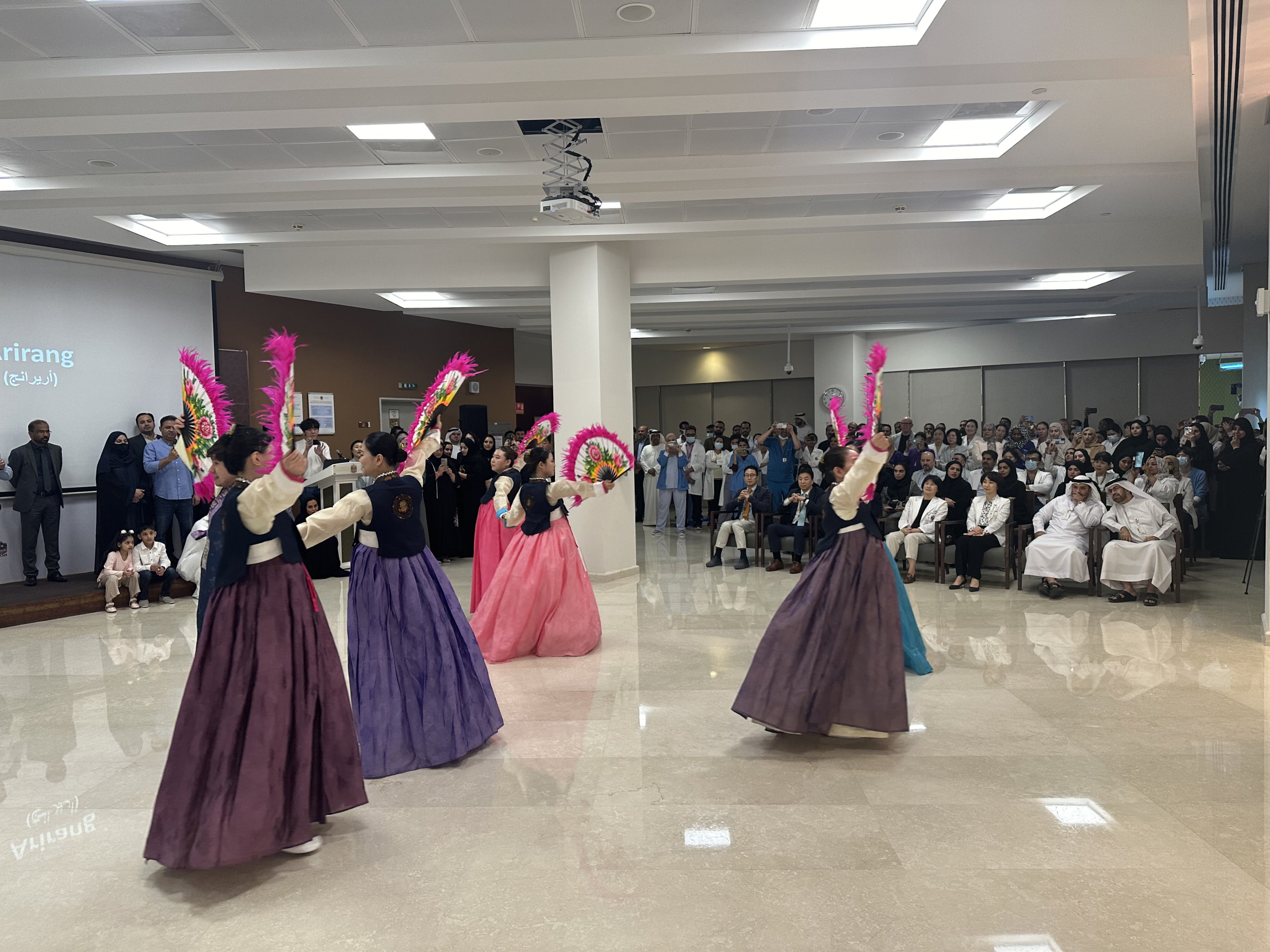 라스 알 카이마 종합병원에서 열린 공연 전경