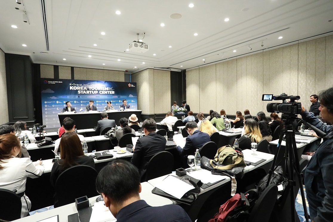 그림입니다.

원본 그림의 이름: LEE10590.JPG

원본 그림의 크기: 가로 4464pixel, 세로 2976pixel

사진 찍은 날짜: 2024년 12월 03일 오후 5:17