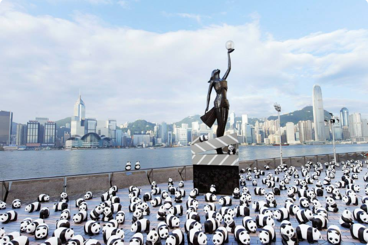 빅토리아 하버에 전시된 판다 조형물