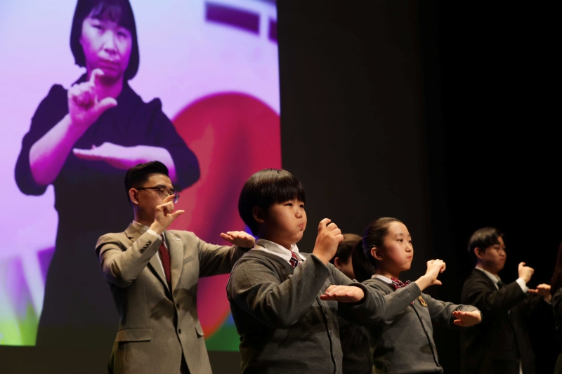 2일 오후 서울 서대문구 모두예술극장에서 열린 &lsquo;제4회 한국수어의 날&rsquo; 기념식에서 합창단이 수화언어로 애국가를 부르고 있다. 연합뉴스 