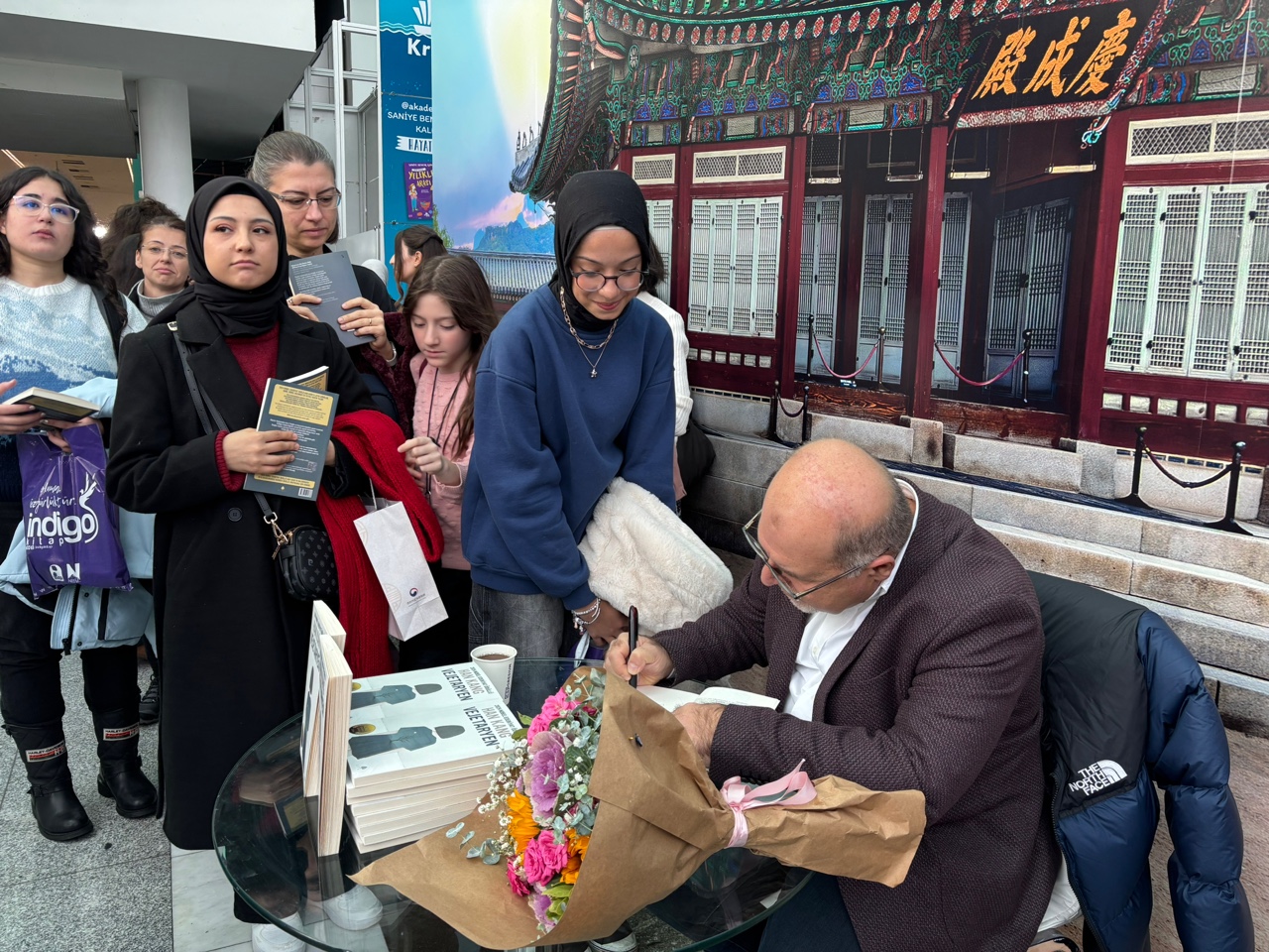 대담 후 괵셀 튀쾨즈 사인회 진행