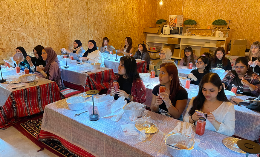 직접 만든 딸기청의 활용 방법을 듣고 있는 참가자들