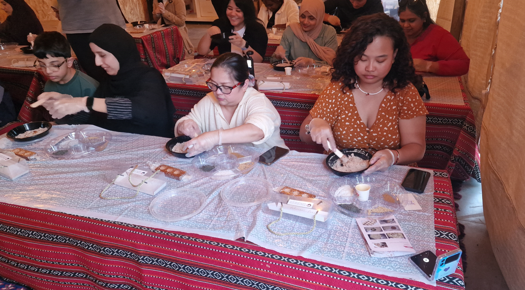 율란 반죽을 만드는 참가자들